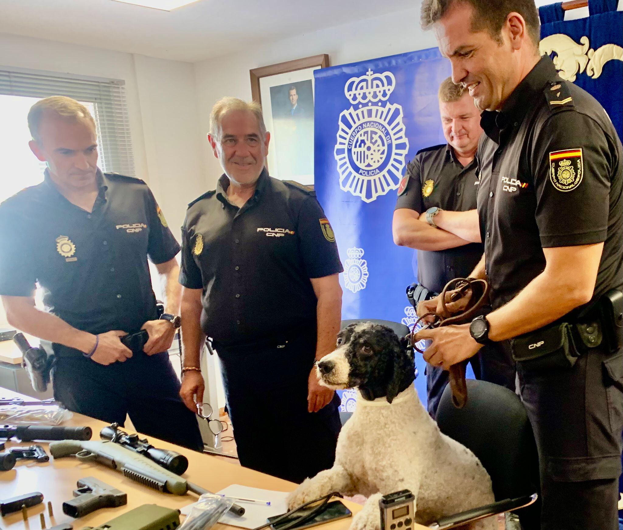 El perro Pipo, junto a responsables policiales en la presentación de la Operación Mosquito