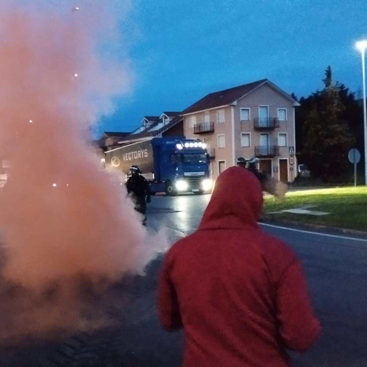 Los piquetes actúan en todos los polígonos industriales de Cantabria en la segunda jornada de huelga en el sector del metal