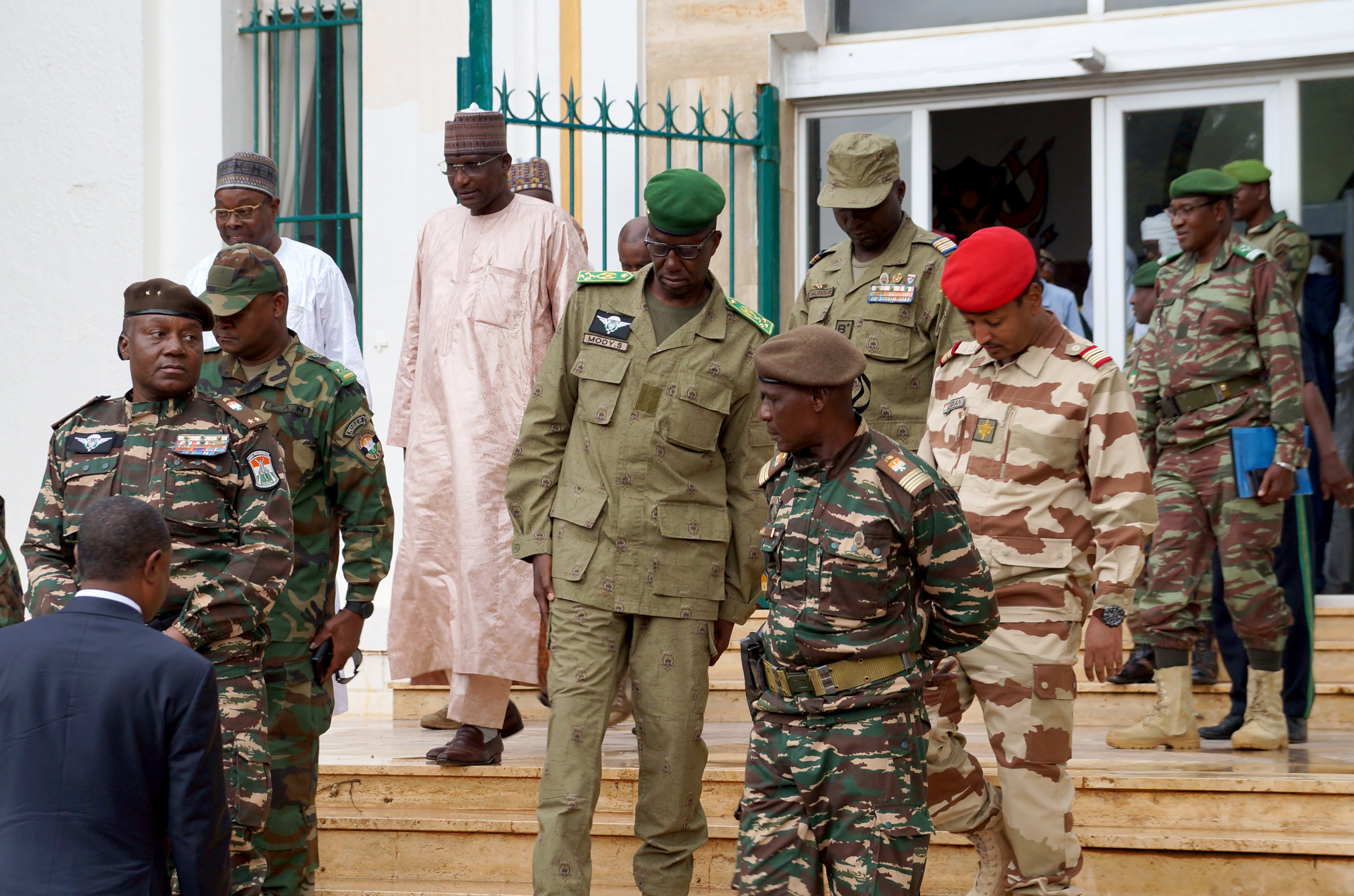 Abdourahmane Tchiani y otros comandantes del ejército durante una reunión en la capital de Níger.