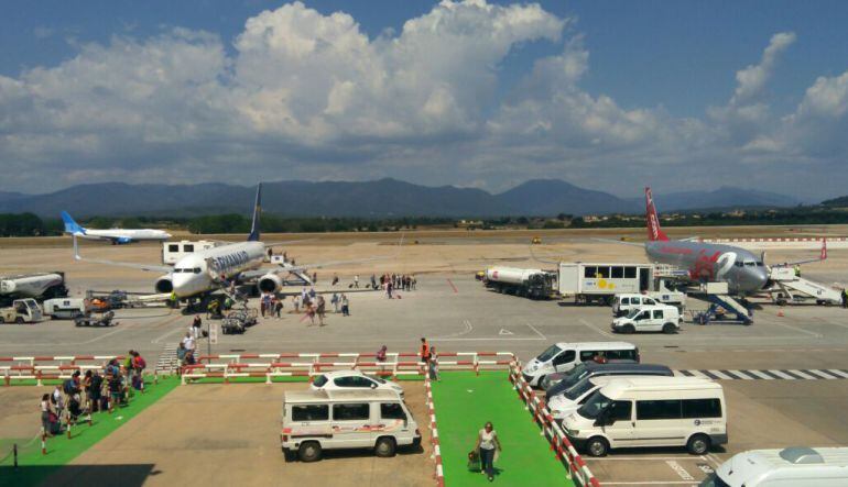 Passatgers acabant de baixar d'un vol de Ryanair.