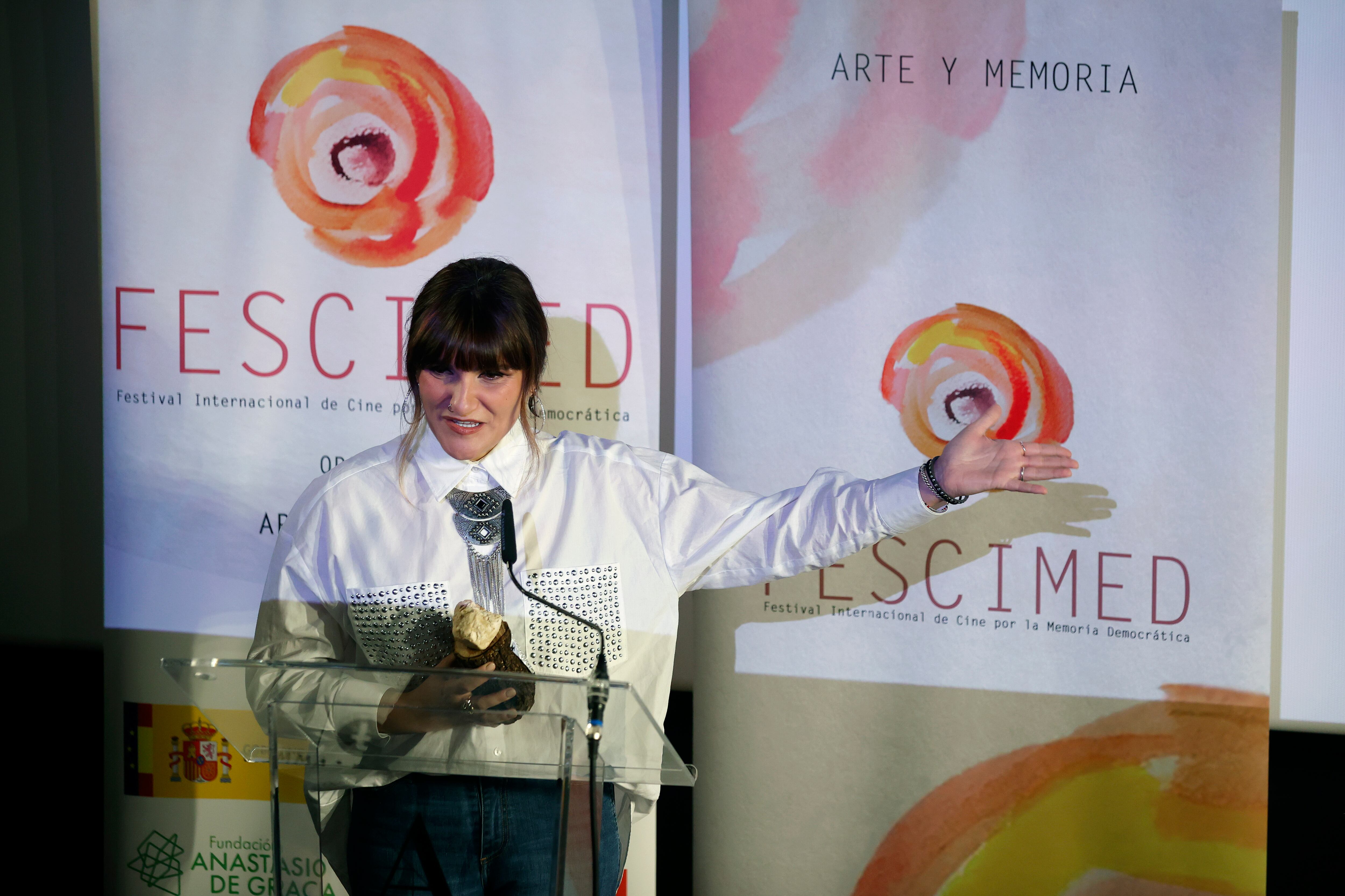 Rozalén durante su discurso tras recibir el premio Lola González 2023 al compromiso y la memoria por parte de la Asociación Arte y Memoria