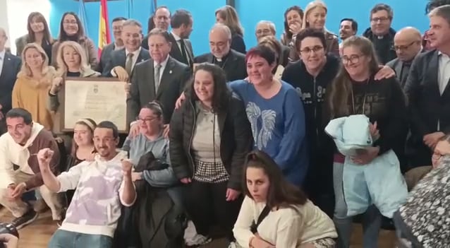 Foto de familia en acto de entrega de la Medalla de Oro de la ciudad de Oviedo a la Fundación Vinjoy