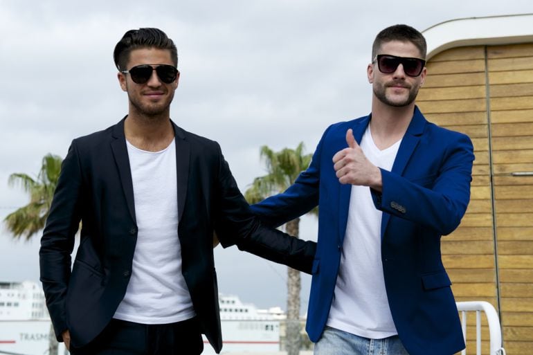 MALAGA, SPAIN - APRIL 22:  Spanish actor Maxi Iglesias (L) and Luis Fernandez attend the &#039;Asesinos Inocentes&#039; photocall during the 18th Malaga Spanish Film Festival at Port on April 22, 2015 in Malaga, Spain.  (Photo by Juan Naharro Gimenez/WireImage)