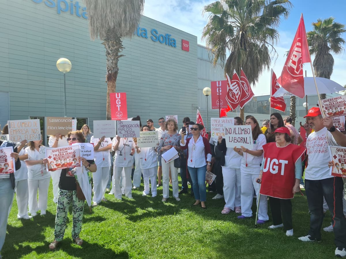 Los trabajadores del Laboratorio Central del Hospital Infanta Sofía protestan ante el riesgo de despido: “Solo queremos trabajar”