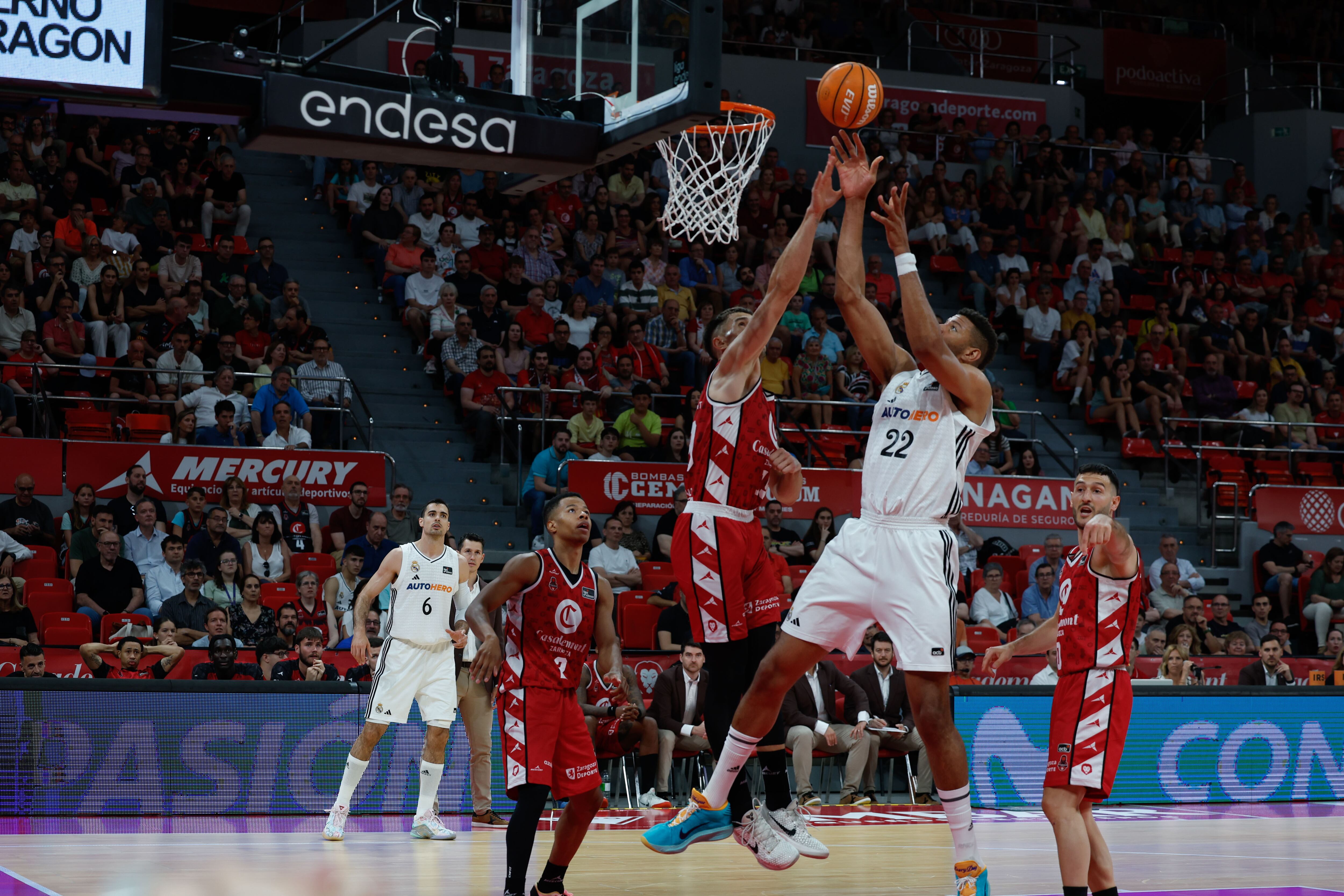 ZARAGOZA, 30/05/2025.- El pivot caboverdiano del Real Madrid, Edy Tavares, pelea un rebote ante el ala-pivot finlandés de Casademont Zaragoza, Emir Sulejmanovic, durante el encuentro de la Liga Endesa que disputan hoy viernes Casademont Zaragoza y Real Madrid en el pabellón Príncipe Felipe de Zaragoza. EFE / Javier Cebollada.