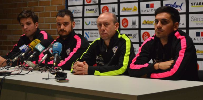 Diego Quintela, Santi Valladares, Hugo Sánchez y Marcos Vara, capitanes y entrenador del Santiago Fútsal