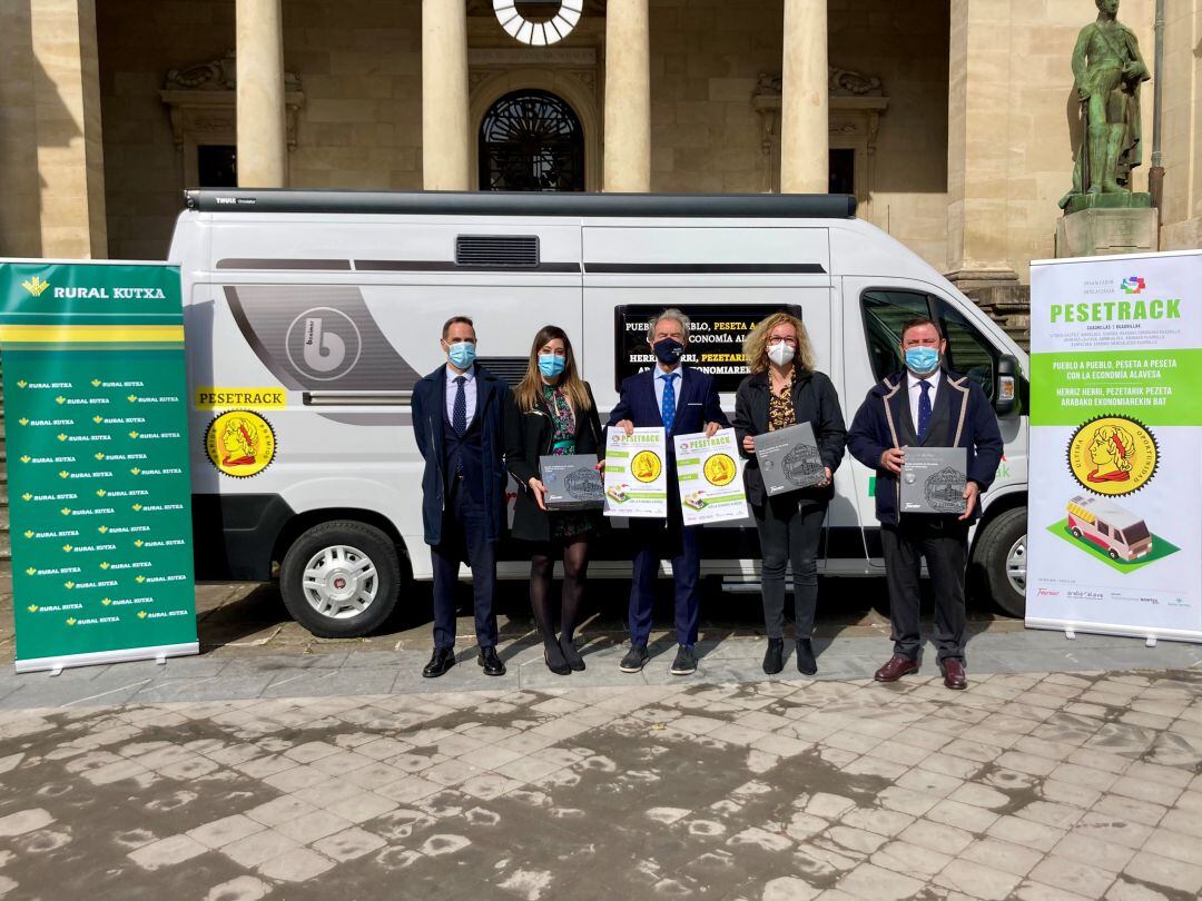 Representantes de la campaña &#039;Pesetrack&#039; posan frente a a la autocaravana que recorrerá las siete cuadrillas de Álava