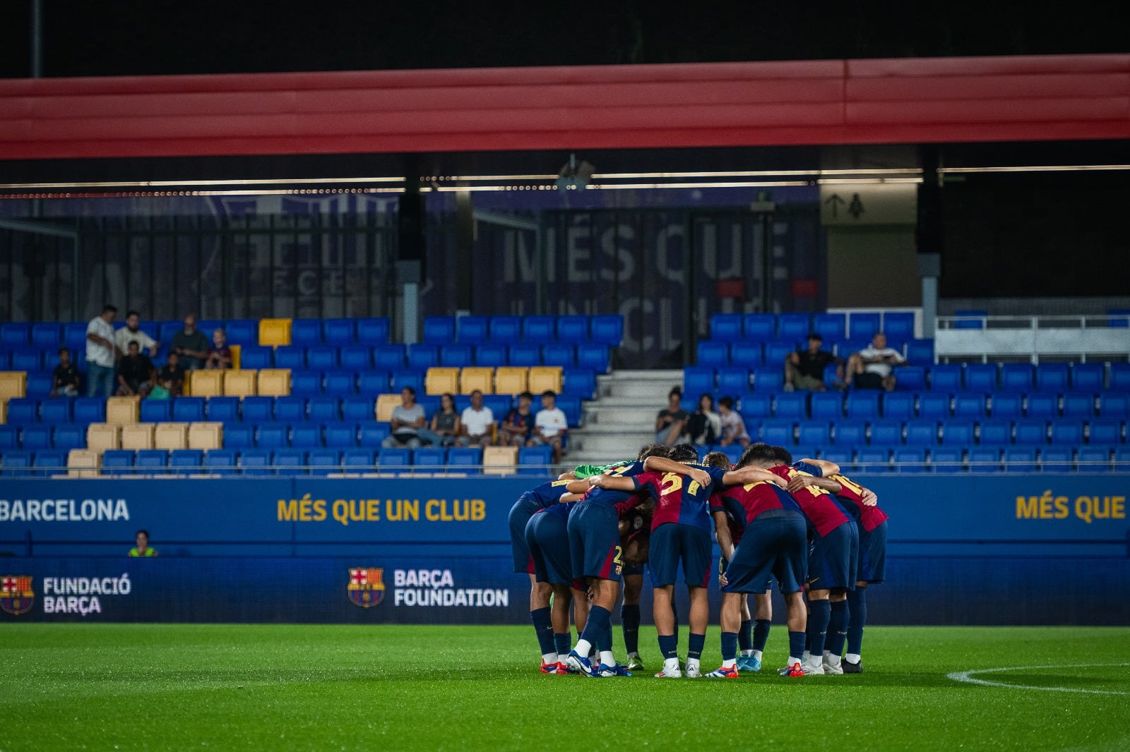 El filial del FC Barcelona, durante una charla entre los jugadores antes de un partido