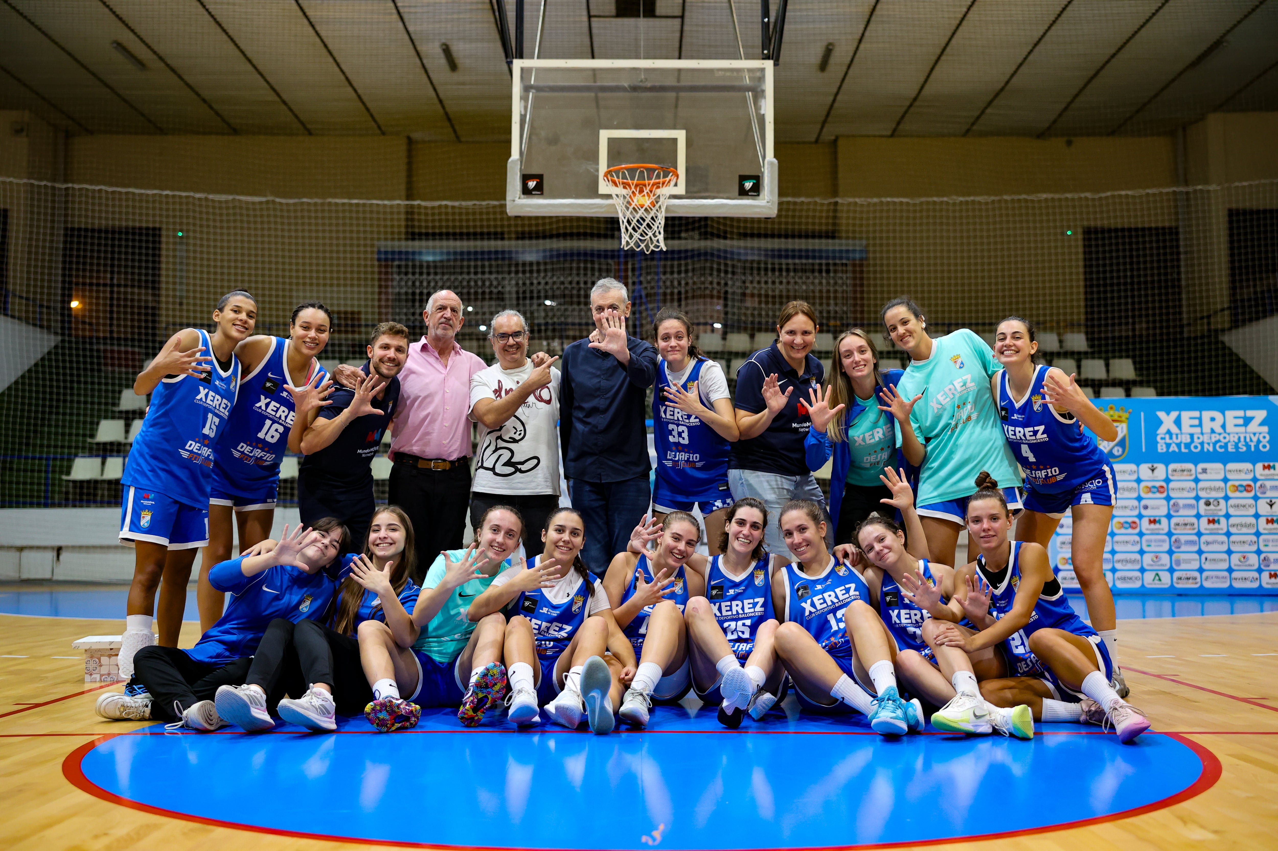 Jugadoras y Cuerpo técnico del Xerez CD Baloncesto celebran la última victoria