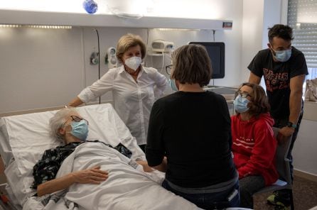 María (i), rodeada de su familia en el Hospital Clínico de València, momentos antes de donar sus órganos para ayudar a otras personas enfermas y culminar así el proceso para morir por eutanasia, el recurso sanitario y legal al que se aferró para dejar de sufrir.