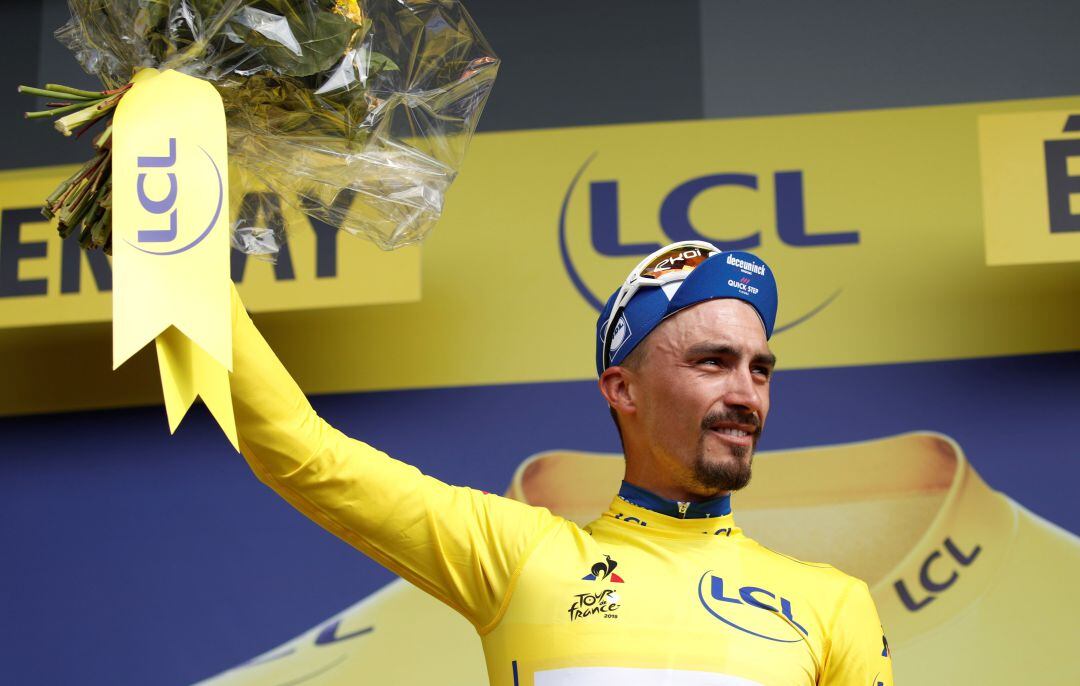 Julian Alaphilippe tras enfundarse el &#039;maillot&#039; amarillo como nuevo líder