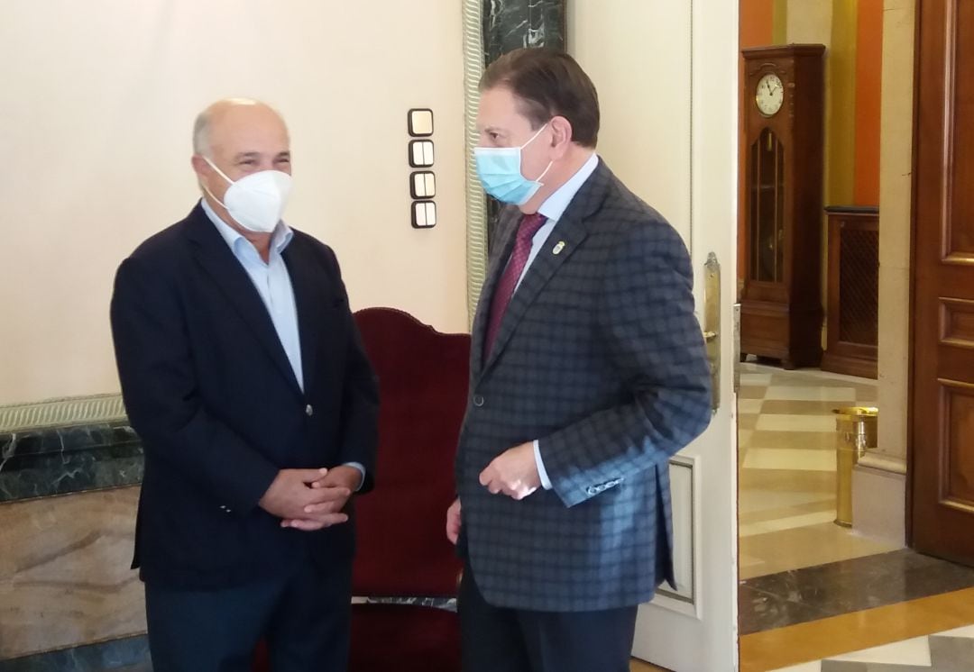 Alfredo Canteli junto al tenor Joaquín Pixán, a quien la Escuela de Música Tradicional Asturiana del Ayuntamiento de Oviedo ha otorgado el Premio Nacional de Folclore «Martínez Torner» 2020