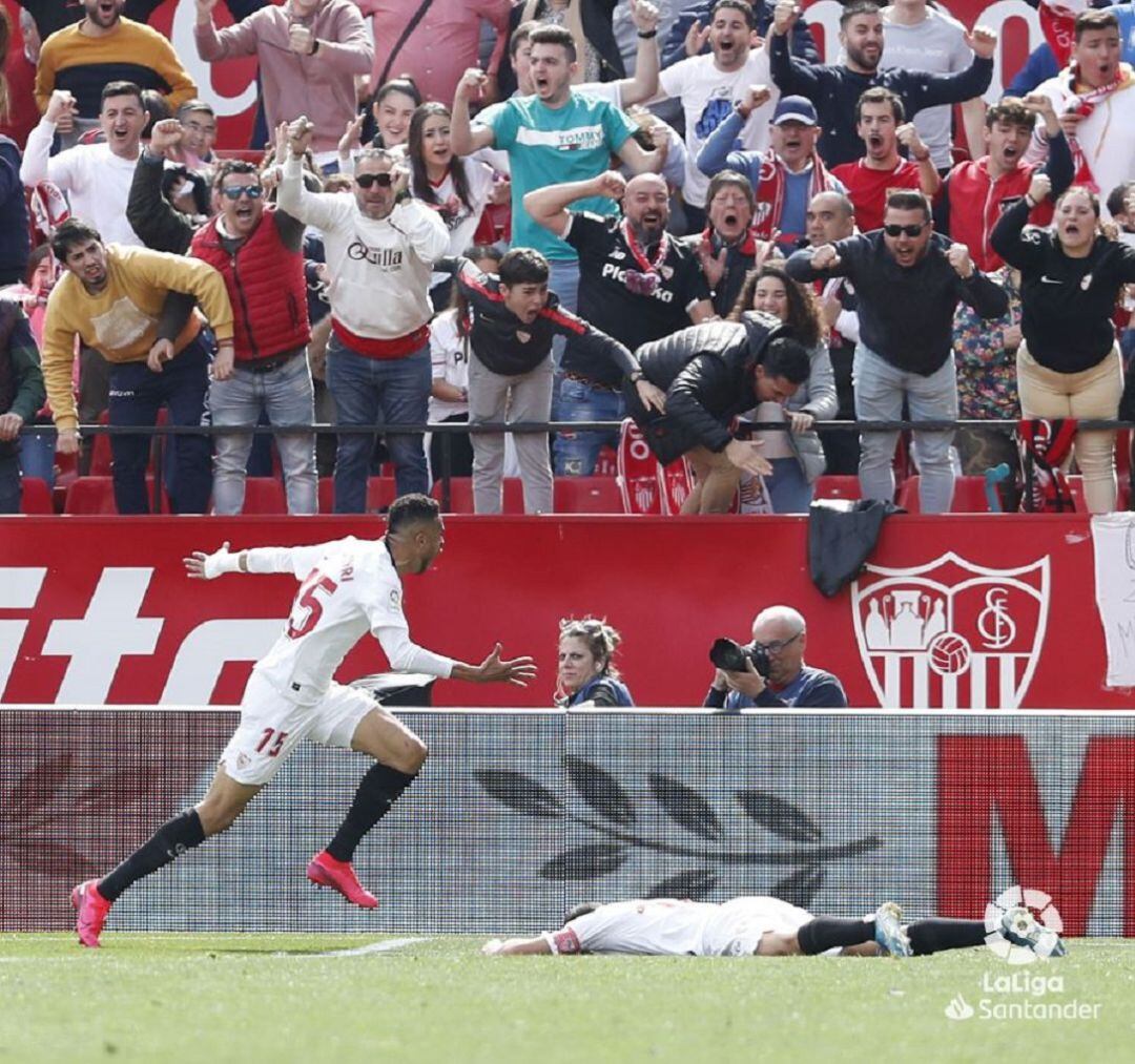 En-Nesyri celebra el gol de la victoria en el descuento del Sevilla ante un Osasuna con diez 