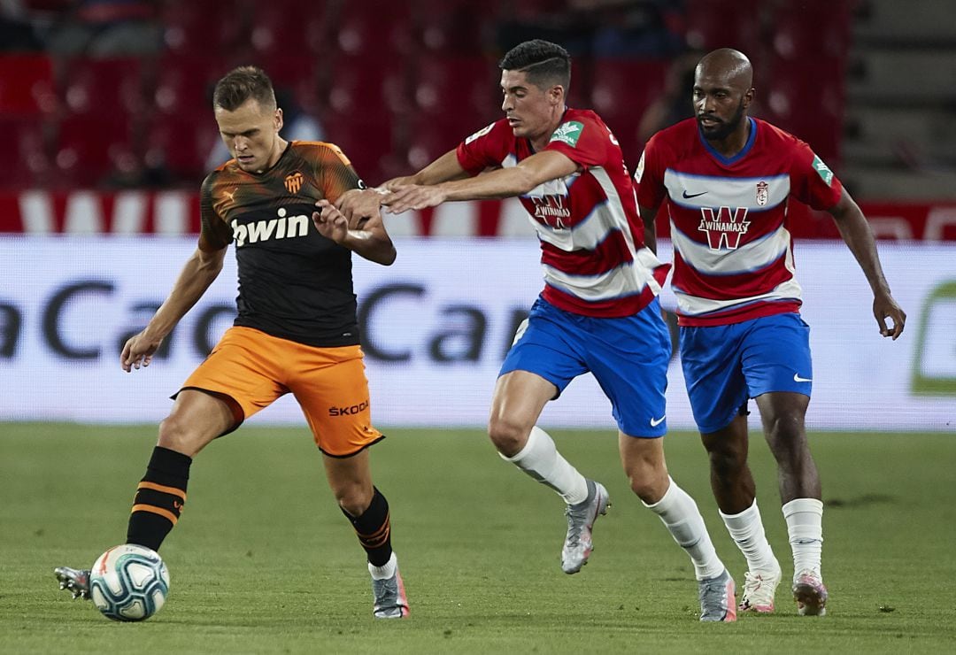 Cheryschev conduce un balón en el Granada 2-2 Villarreal