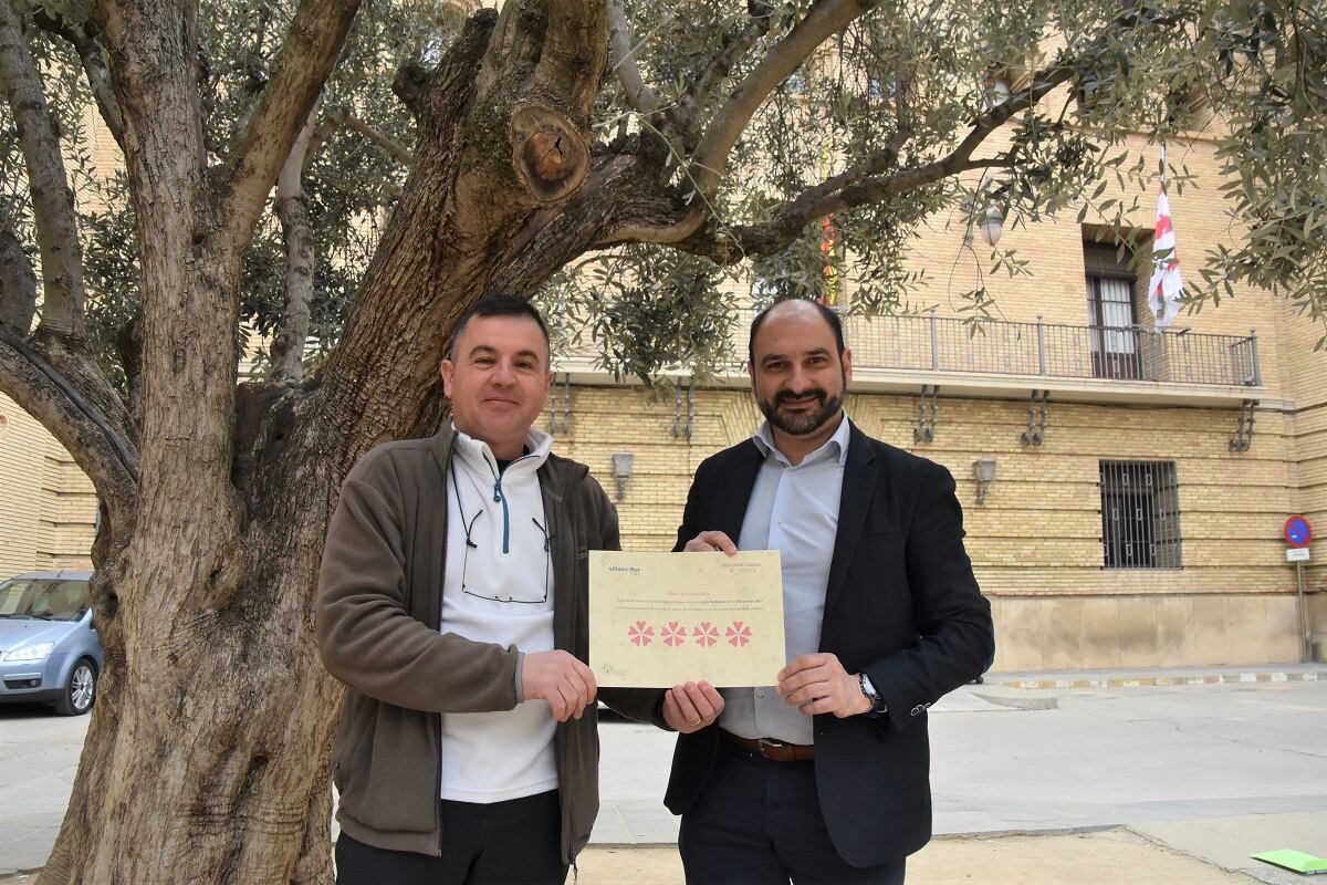 Alcalde de Barbastro, Fernando Torres, y responsable de Parques y Jardines de Barbastro, Juan José Moreno con el diploma.