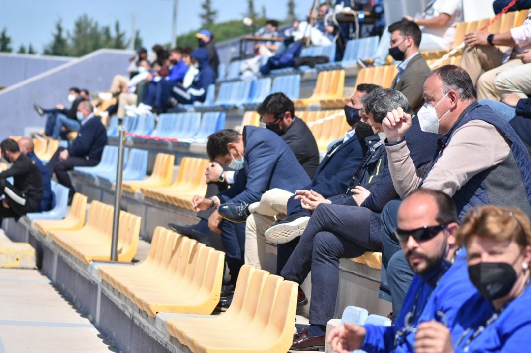 El presidente del Recreativo de Huelva, Manolo Zambrano, junto a Carlos Hita en la Ciudad Deportiva del Cádiz.