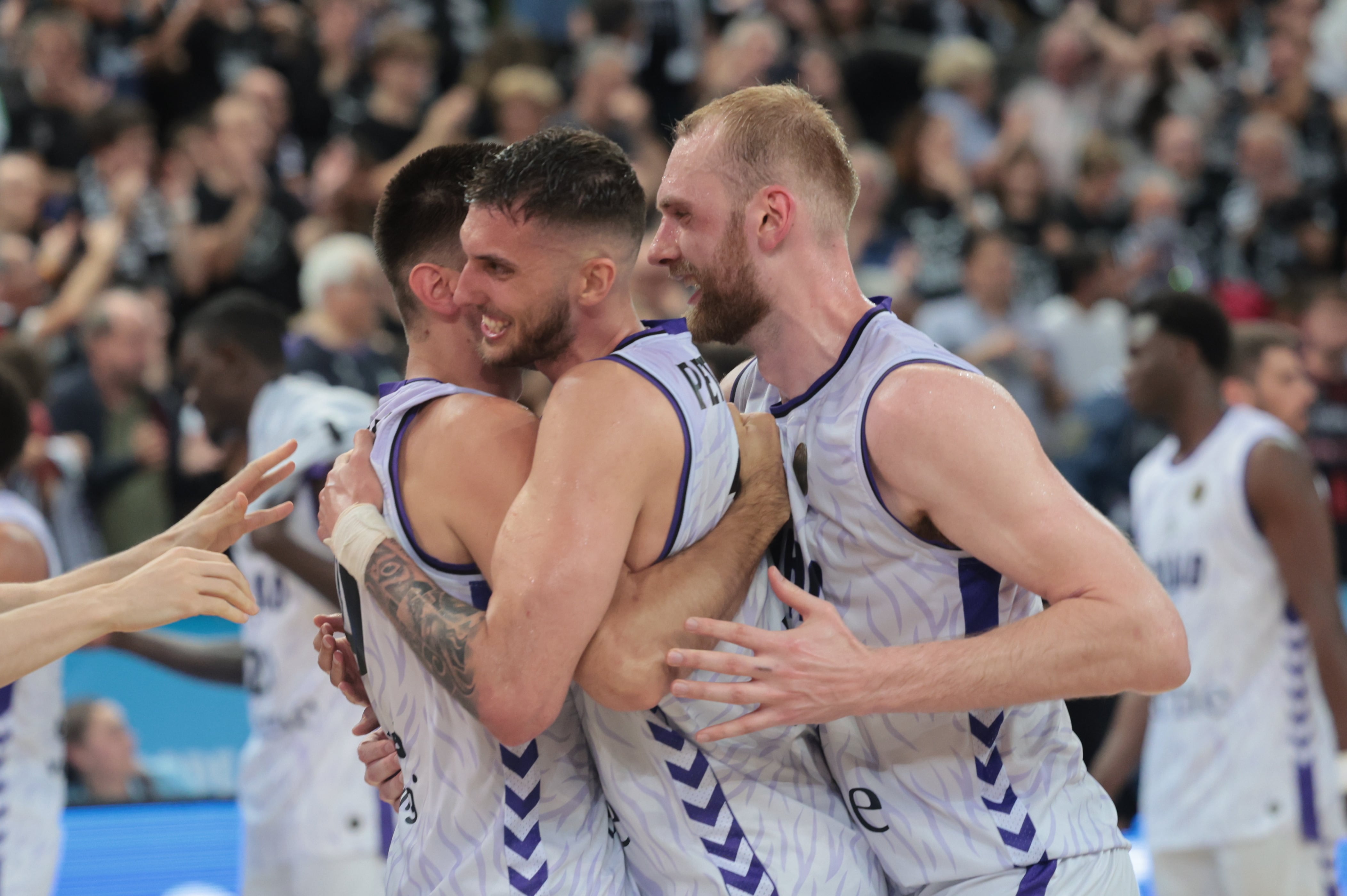 Los jugadores del Bilbao Basket celebran la victoria tras el partido de vuelta de la final de la Copa de Europa de baloncesto que Bilbao Basket y PAOK Salónica disputaron este miércoles