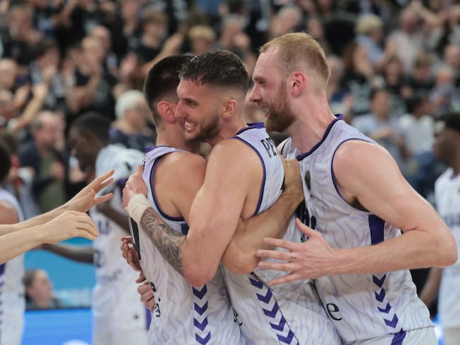 Los jugadores del Bilbao Basket celebran la victoria tras el partido de vuelta de la final de la Copa de Europa de baloncesto que Bilbao Basket y PAOK Salónica disputaron este miércoles