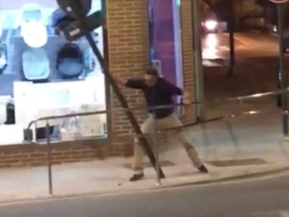 Detenido por intentar arrancar una señal de tráfico en Lorca y resistirse a la Policía Local