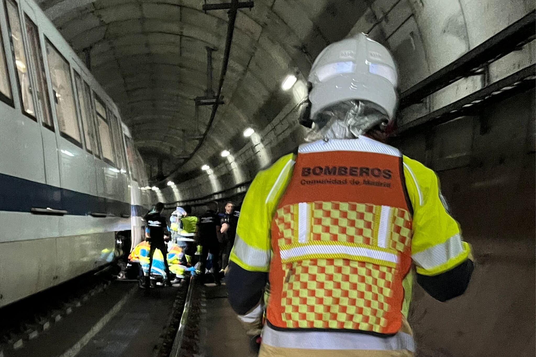 Fotografía tomada de la cuenta oficial de X @112cmadridde la Agencia de Seguridad y Emergencias Madrid que muestra a integrantes de organismos de rescate ayudando a un hombre tras ser arrollado por un tren entre las estaciones de Fuenlabrada Central y Parque Europa, en el MetroSur, este martes en Madrid (España).
