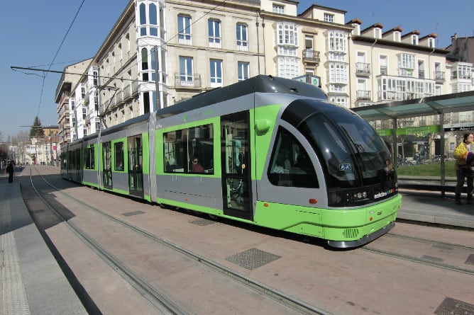 El tranvía en la parada del Parlamento vasco de Vitoria