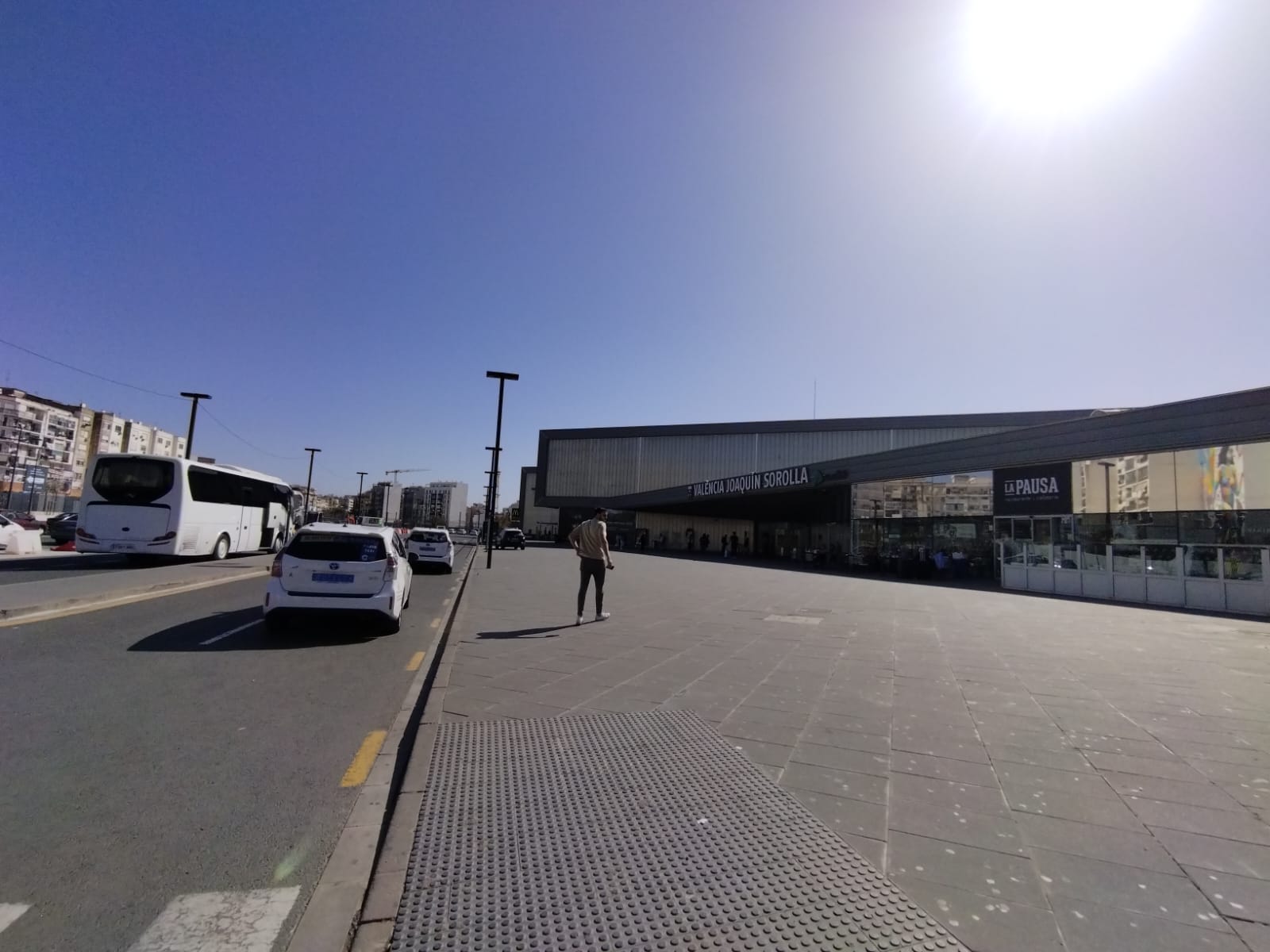 Exterior de la estación Joaquín Sorolla de València, donde está ubicada la parada de taxis.