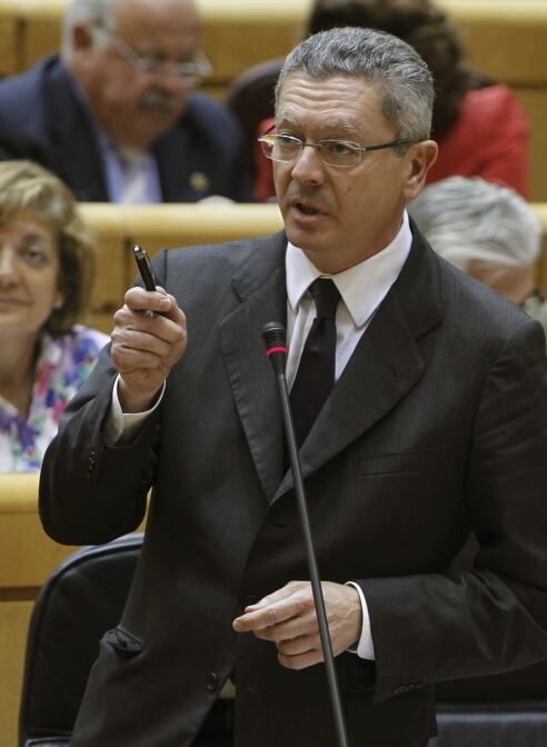 El ministro de Justicia, Alberto Ruiz-Gallardón, responde una pregunta en la sesión de control al Gobierno en el pleno del Senado