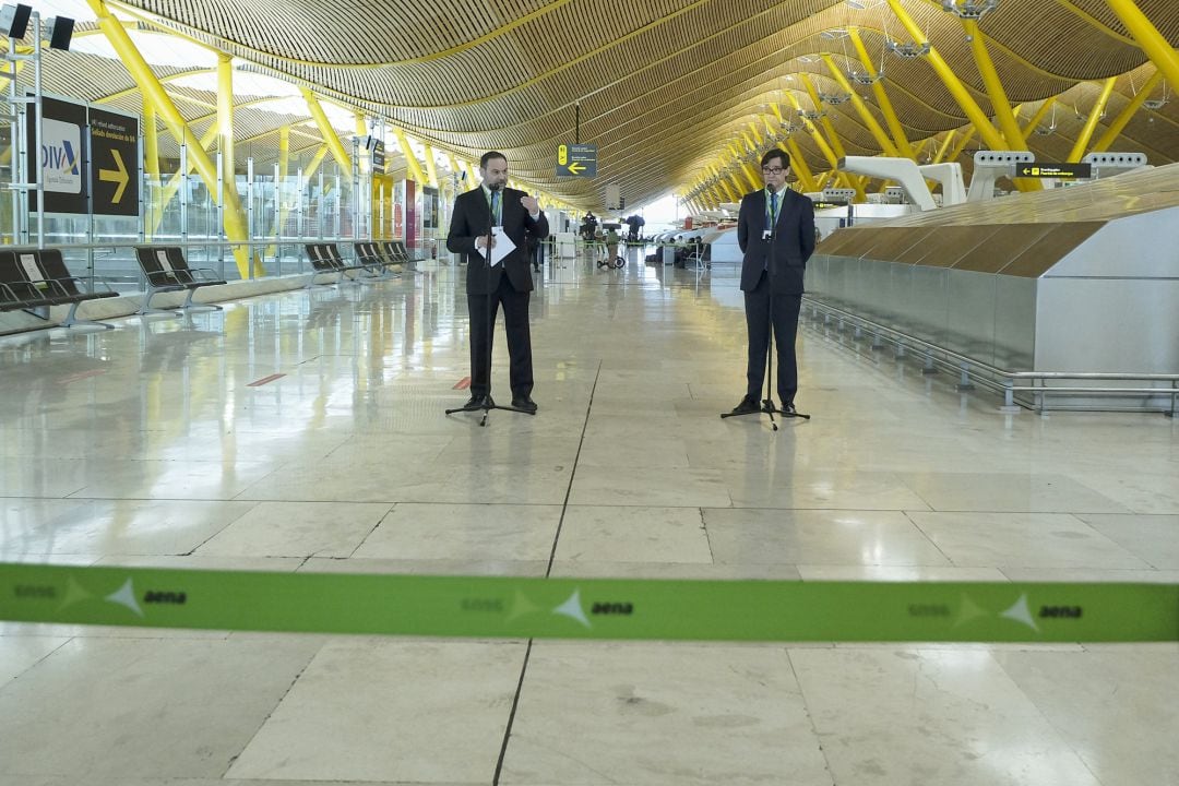 El ministro de Transportes, Movilidad y Agenda Urbana, José Luis Ábalos (i), y el ministro de Sanidad, Salvador Illa, atienden a los medios en su visita al Aeropuerto Adolfo Suárez Madrid-Barajas