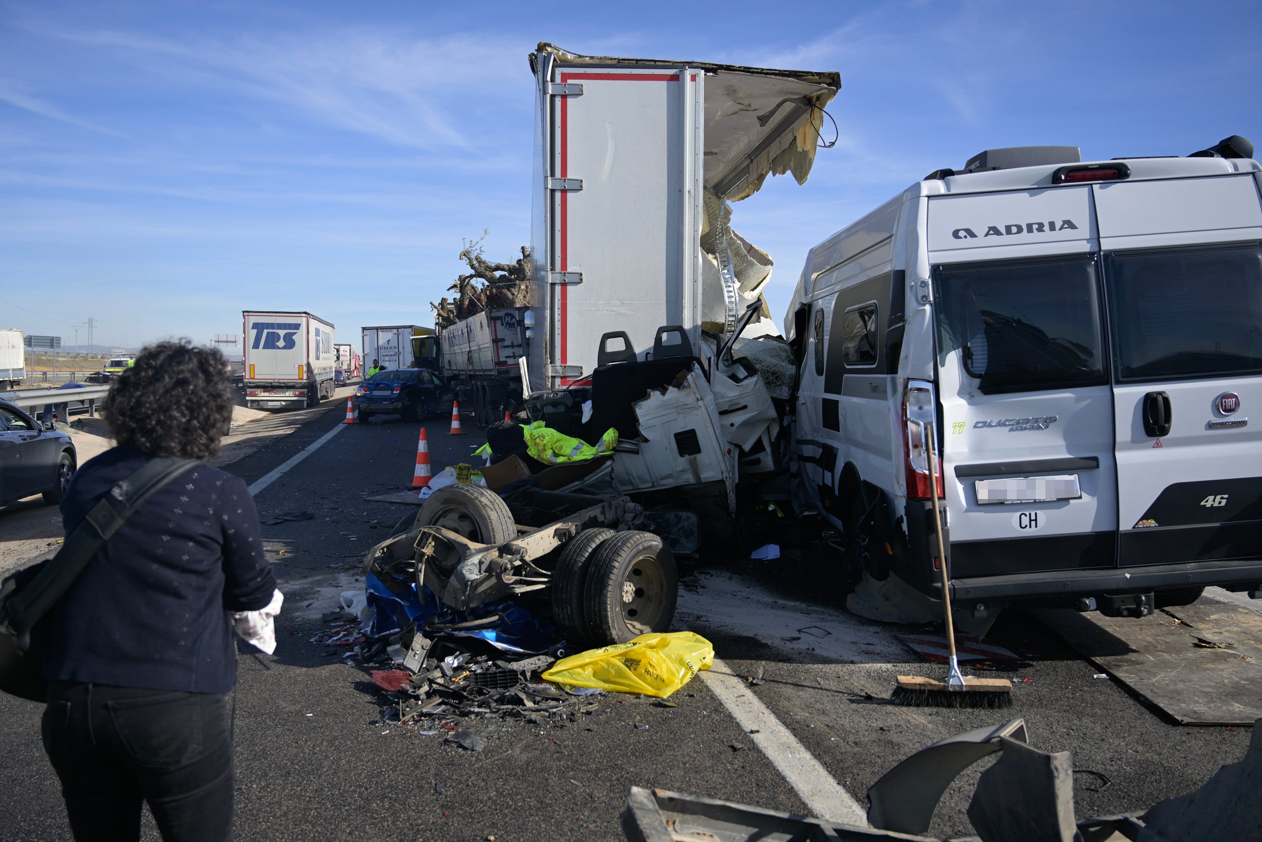 Tres personas han muerto y 18 han resultado heridas, tres de ellas graves, en los cinco accidentes de tráfico que se han registrado esta mañana en la autovía A-4, a la altura de Santa Cruz de Mudela (Ciudad Real), en una zona de niebla muy densa, y que ha provocado que se tuviera que cortar la autovía en ambos sentidos.