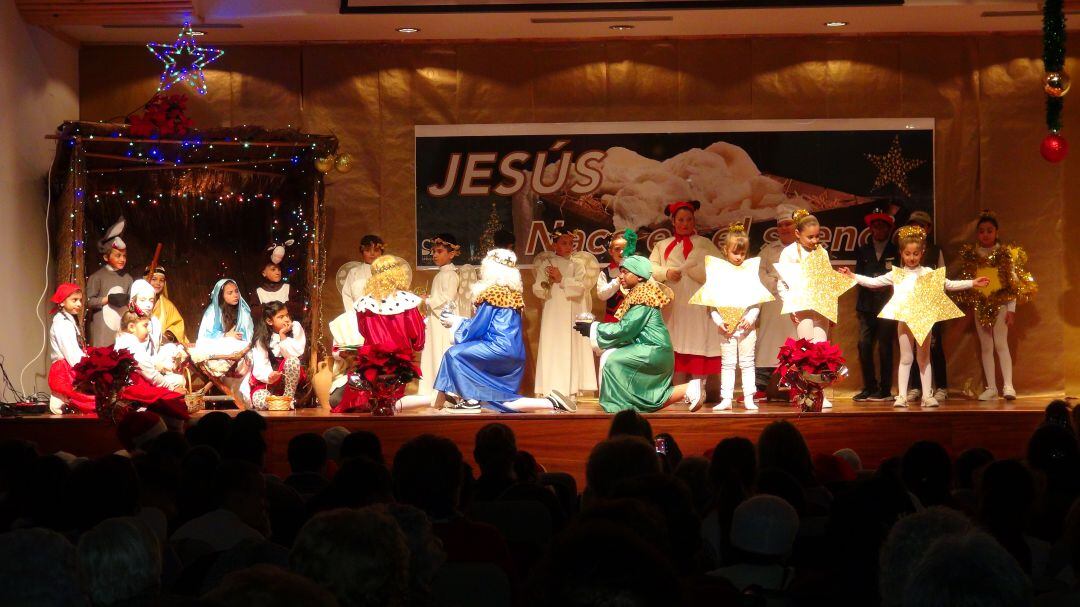 Una de las representaciones teatrales del VIII Encuentro Intergeneracional de Navidad.