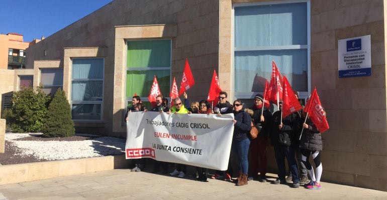 Concentración a las puertas del centro &quot;El Crisol&quot;