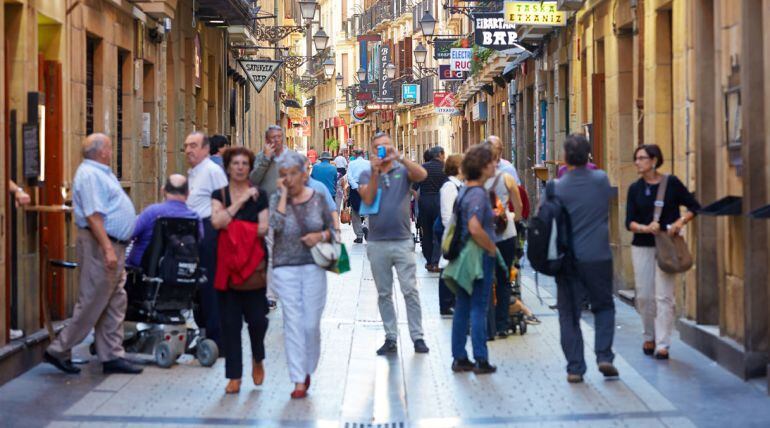 Gente transitando por las calles de la Parte Vieja.