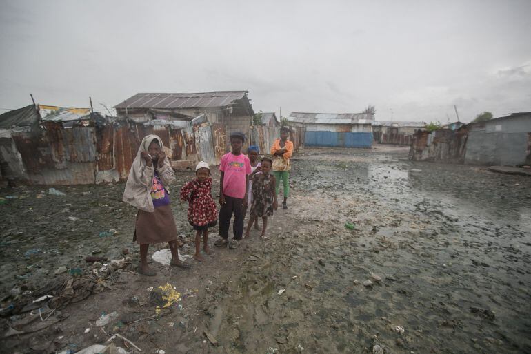  En Puerto Principe , en  la denominada ciudad del sol, uno de los barrios mas pobres que alberga a miles de personas, que no han querido ser evacuadas ante la llegada del Huracan Matthew