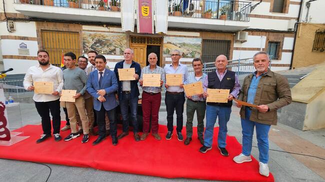 Miembros del INFOCA reciban su reconocimiento de manos del Presidente de la Diputación, Francisco Reyes