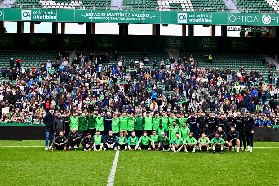 Técnicos y jugadores del Elche posan junto a los aficionados en el último entrenamiento de 2024