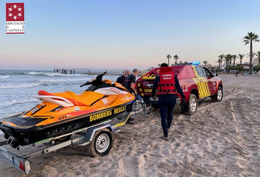 Efectivos del Consorcio Provincial de Bomberos de Castellón rescataron ayer del agua a una mujer en la playa de Xilxes