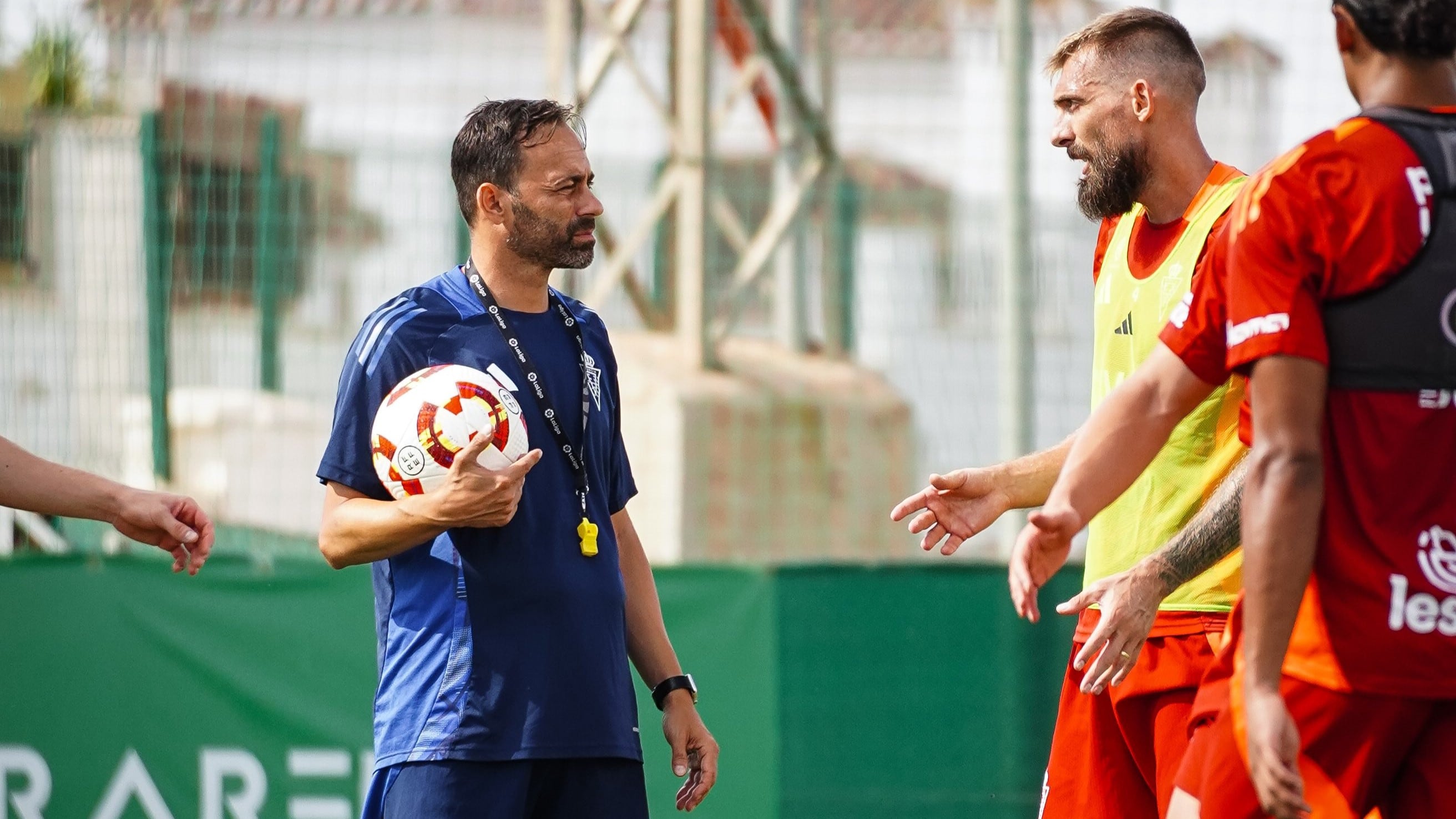 Fran Fernández dirige a Saveljich en un entrenamiento con el Real Murcia