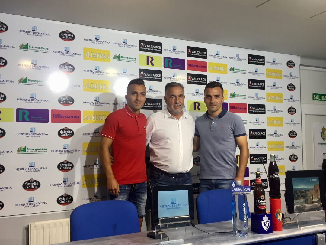 Luis (izquierda) y Pablo (derecha) Valcarce junto al presidente de la Ponferradina en la presentación oficial de los jugadores.