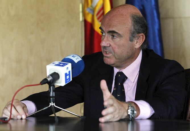 El ministro de Economía y Competitividad, Luis de Guindos, asegura que la intervención del Banco Central Europeo (BCE) en los mercados para aliviar las presiones sobre la deuda española debe producirse sin poner límites y de forma contundente.