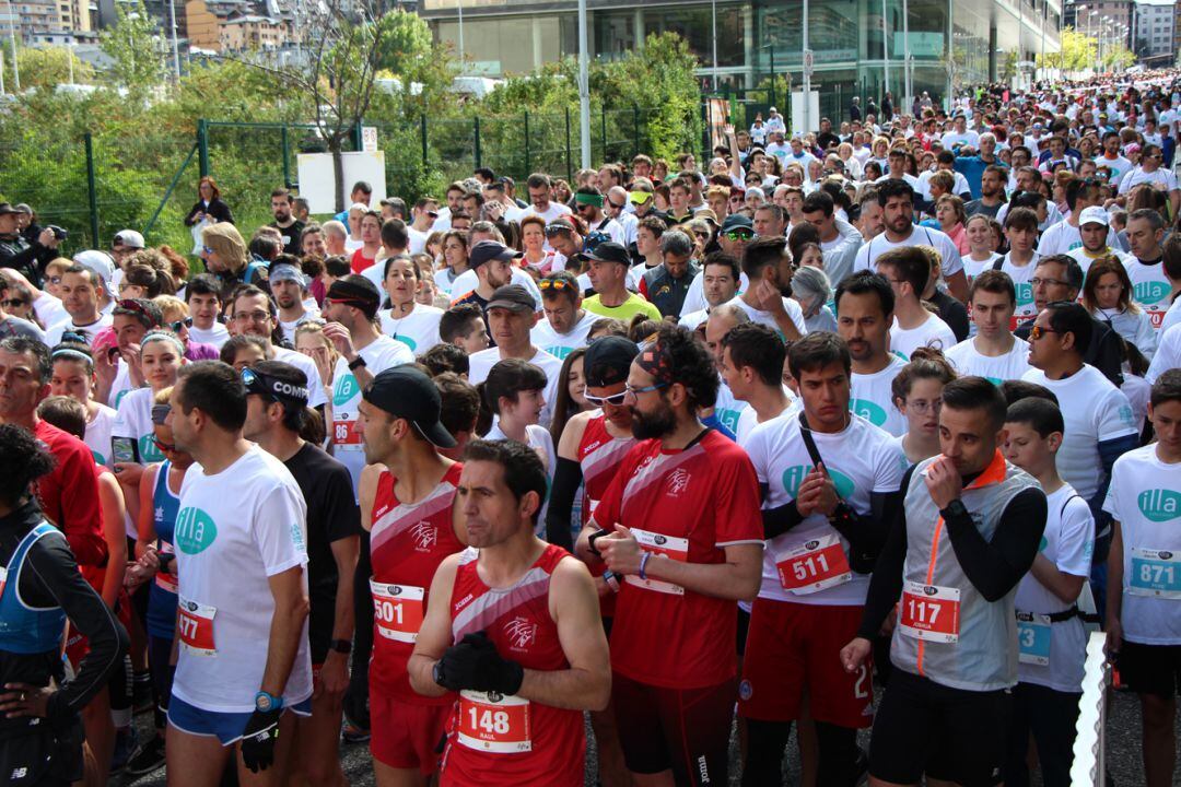 Els corredors i corredores preparats per a la sortida de la prova llarga de la cursa popular Illa Carlemany celebrada aquest diumenge.