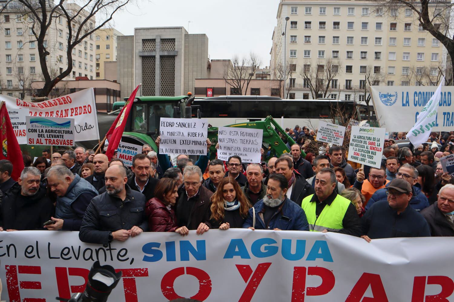 GRAFCVA675. MADRID, 11/01/2023.- Regantes y agricultores de Alicante, Murcia y Almería se concentran ante el Ministerio de Transición Ecológica en defensa del trasvase Tajo-Segura, manifestación a la que asisten la consellera de Agricultura y Transición Ecológica, Isaura Navarro (centro), el presidente del PPCV, Carlos Mazón, y los alcaldes socialistas de Elche, Carlos González, y Orihuela, Carolina Gracia, entre otros. EFE/GVA
. ***SOLO USO EDITORIAL/SOLO DISPONIBLE PARA ILUSTRAR LA NOTICIA QUE ACOMPAÑA (CRÉDITO OBLIGATORIO)***