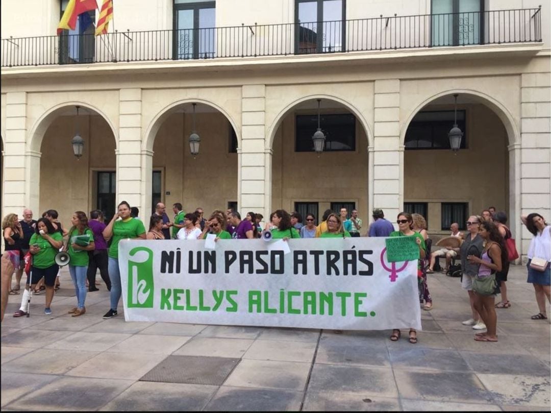 Imagen de la concentración llevada a cabo por las kellys en agosto del año pasado ante el Ayuntamiento de Alicante.