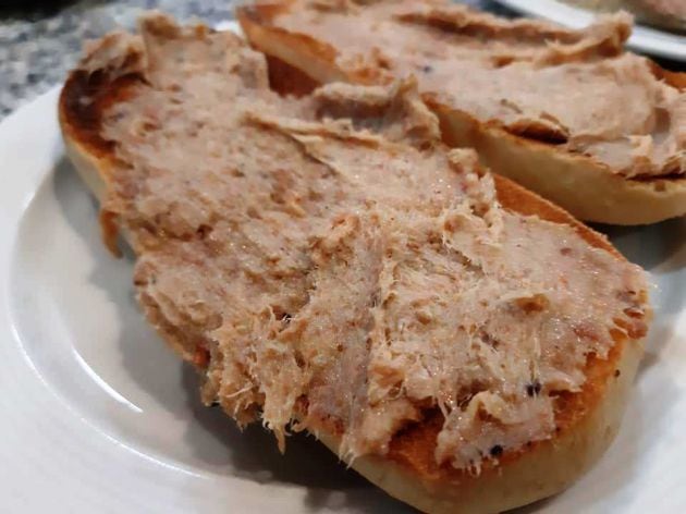 Tostadas con pringá en el Maypa