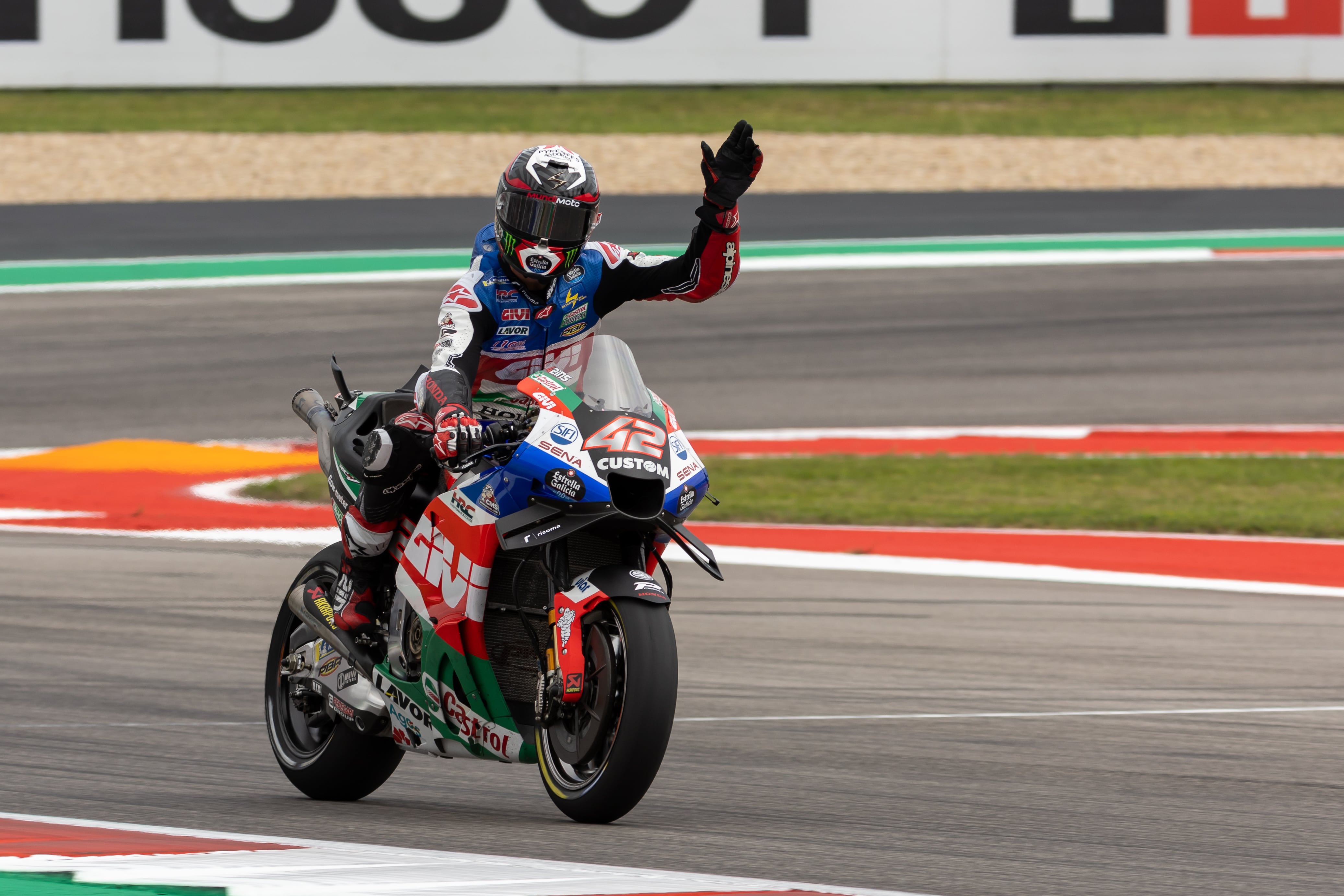 Alex Rins,se lleva el GP de las Américas.