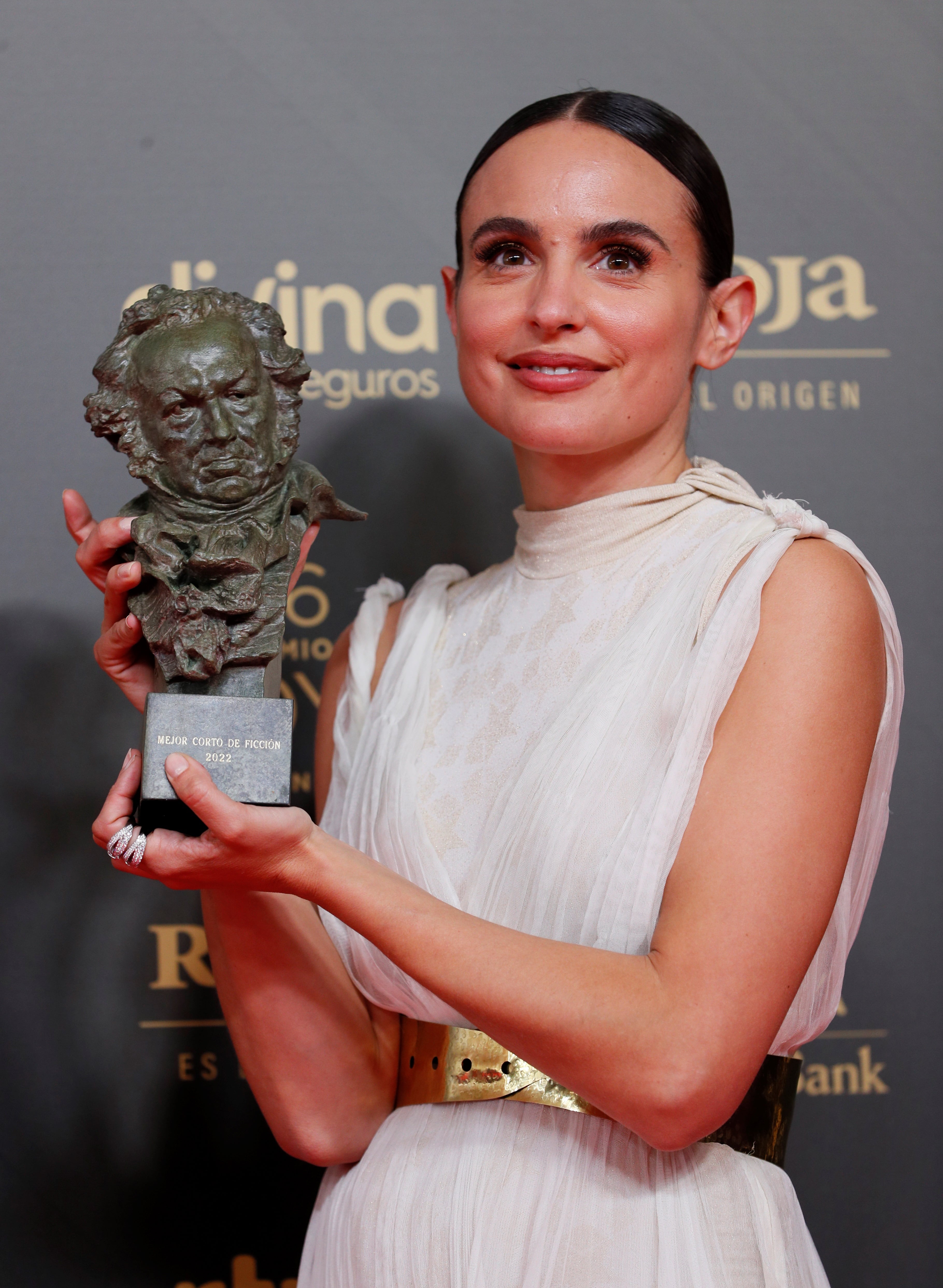 La actriz y directora Verónica Echegui posa con el Goya al &quot;Mejor corto de ficción&quot; por su trabajo &quot;Totem Loba&quot; durante la gala de los Premios Goya en 2022. EFE/Biel Aliño.