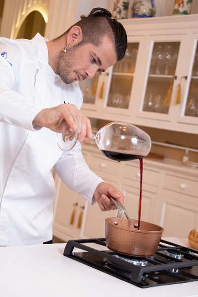 Cocinero con una copa de vino