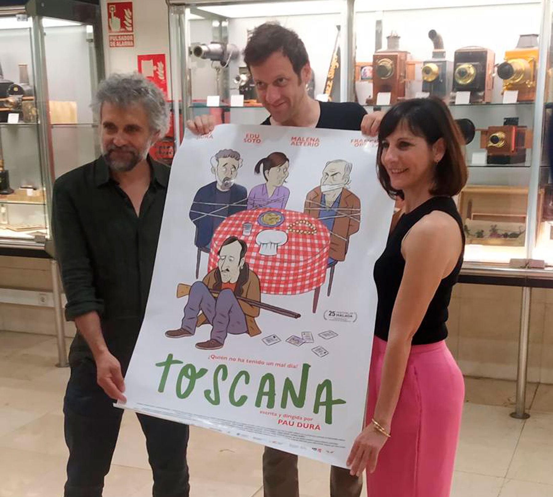 Pau Durà, Edu Soto y Malena Alterio, con el cartel del film