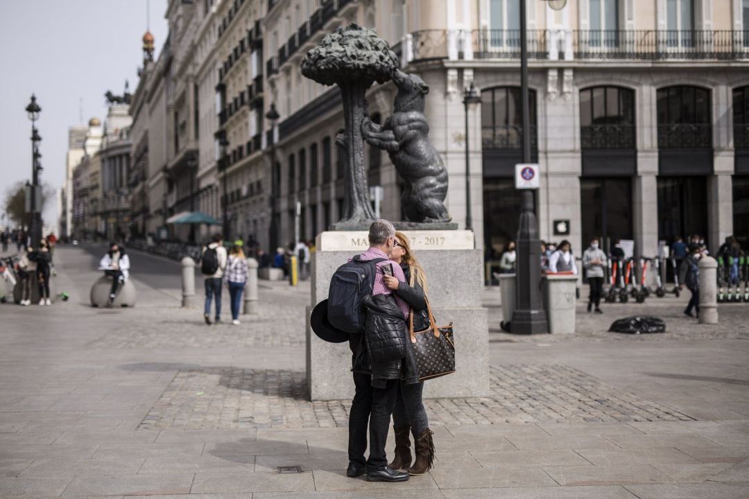 Una pareja se besa en la puerta del Sol, en Madrid el pasado 26 de marzo de 2021