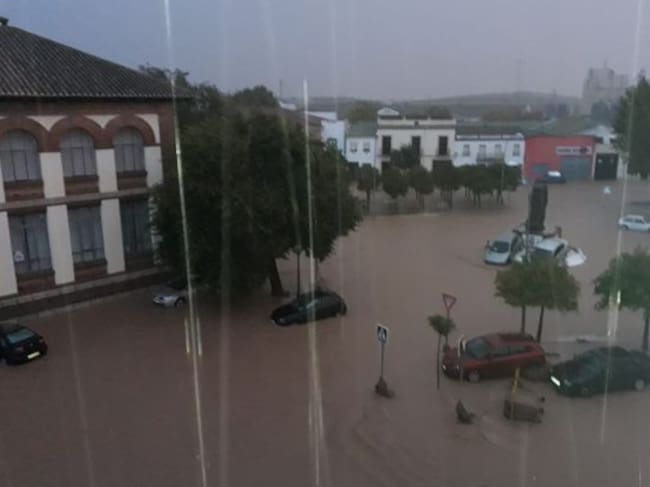 La riada ha arrastrado numerosos vehículos en Campillos (Málaga)