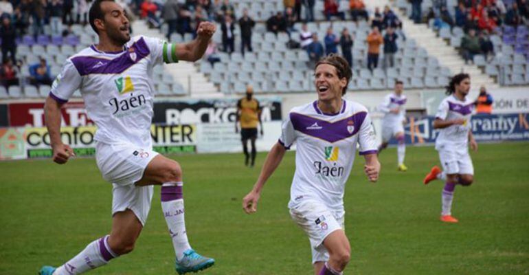 El futbolista del Real Jaén, Santi Villa, celebra uno de sus goles en presencia de Nando.